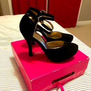 Dream Pairs Suede Heels Brand New